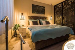 波热加Rustica Nocte Boutique Apartments的一间卧室配有一张大床,提供蓝色的床单和枕头