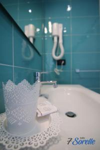 科森扎"7 SORELLE B&B" camere in pieno centro città con bagno privato, FREE HIGH SPEED WI-FI, NETFLIX的浴室配有盥洗盆和浴缸。