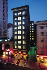 旧金山乔治国王酒店的一座高大的建筑,晚上在城市里亮着灯