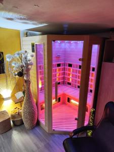 博希尼Snežak (Snowman) 2的一间设有粉红色灯光酒窖的客房