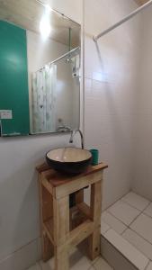 门多萨Casa Cerro Arco的浴室配有带镜子的盥洗盆和浴缸
