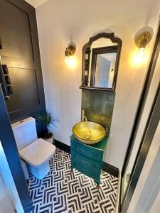 伯恩茅斯Fortescue Lodge的一间带水槽、卫生间和镜子的浴室