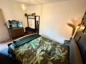 伯恩茅斯Fortescue Lodge的卧室位于客房的角落,配有一张床