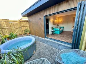 伯恩茅斯Fortescue Lodge的后院设有热水浴池、椅子和庭院。