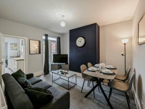 克鲁Derrington House - By Sigma Stays的客厅配有沙发和桌子