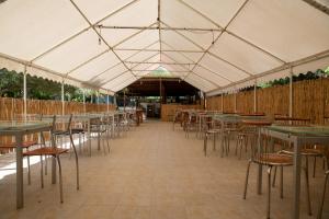 TrataliasAgriturismo Santa Lucia的一个带桌椅的大型帐篷