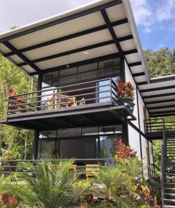 明多Las Terrazas de Dana Boutique Lodge & Spa的现代房屋设有植物阳台