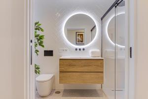 拉科鲁尼亚Riazor Deluxe Penthouse的一间带水槽和镜子的浴室