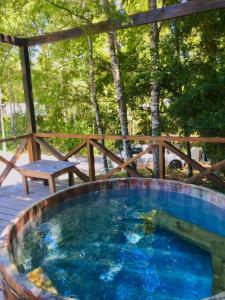 普孔La Casona Caburgua的一个带木栅栏和树木的大型游泳池
