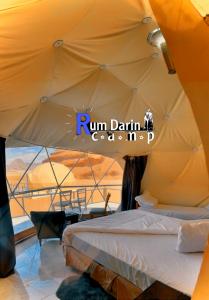 瓦迪拉姆Rum titanic camp的客房内的帐篷,配有一张床