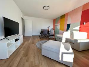 多恩比恩Apartment Popular的一间带电视和沙发的客厅