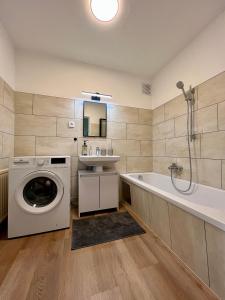 多恩比恩Apartment Popular的浴室配有洗衣机和浴缸。