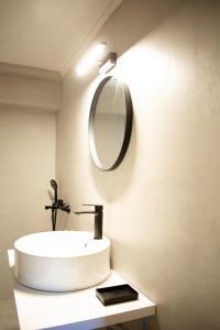 帕特雷RYB Colour Apartment的浴室设有水槽和墙上的镜子