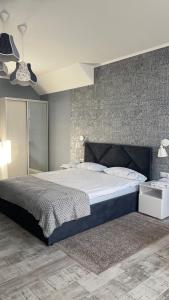 ChaykyChayka Home Hotel的一间卧室设有一张大床和一面墙