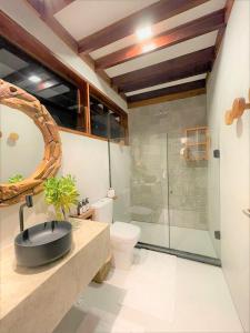 马拉戈日Camurim Grande的带淋浴、盥洗盆和卫生间的浴室
