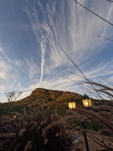 欧鲁普雷图Recanto Serra do Trovão的山顶上灯的房子