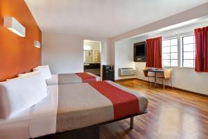 森尼维耳市北森尼韦尔6汽车旅馆的酒店客房配有两张床和一张书桌