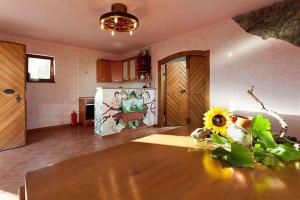 奥托亚克Holiday home in Otocec Kranjska Krain 26062的厨房配有桌子和向日葵
