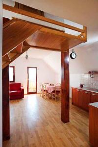 奥托亚克Holiday home in Otocec Kranjska Krain 26062的客厅配有桌子和红色沙发