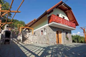 奥托亚克Holiday home in Otocec Kranjska Krain 26062的房屋的顶部设有阳台