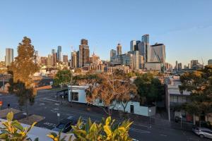 墨尔本Flagstaff Hill West Melbourne的城市景观,街道和建筑