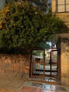 波哥大Magdalena Guest House的后面有一个橘子树的敞开的大门