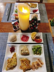 关山镇兴源行民宿 的餐桌,带食物盘和蜡烛