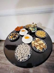 布哈拉Mutara Bukhara的一张桌子上放着许多盘子的食物