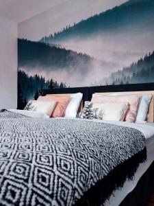 拜罗伊特Elias im Landhausstil的一间卧室配有两张床,并画着森林