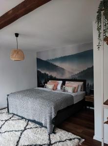 拜罗伊特Elias im Landhausstil的一间卧室配有一张壁画床
