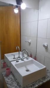 门多萨DEPARTAMENTO URBANO EL CHALLAO的浴室设有白色水槽和镜子