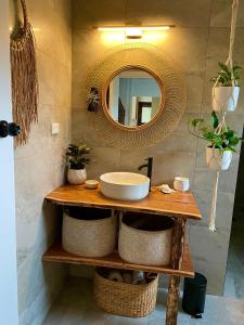 格林威尔点Waterfront Cottages的一间带水槽和镜子的浴室