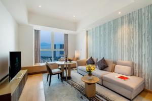 深圳深圳品上云端服务式公寓的客厅配有沙发和桌子