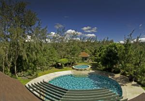 大雅台Crosswinds Resort Suites的庭院中一个带喷泉的游泳池