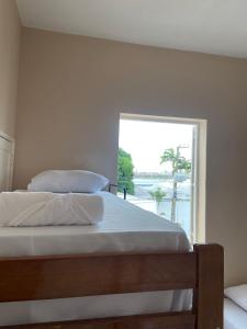 圣路易斯Hostel dos Poetas的一间卧室配有一张床,享有水景