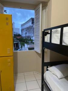 圣路易斯Hostel dos Poetas的一间卧室配有双层床和窗户。