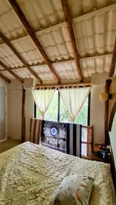 图卢姆Chiibal的窗户客房内的一张大床