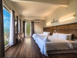 关丹曼杜拉酒店的酒店客房设有两张床和大窗户。
