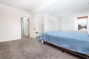 哈特福德Exquisite Downtown Loft Apartment的白色的卧室设有床和窗户