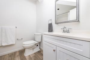 哈特福德Exquisite Downtown Loft Apartment的白色的浴室设有卫生间和镜子