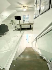 马尔斯港Moss Manor的白色房间楼梯间的楼梯