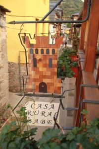 莫利纳塞卡Casa Rural La Torre De Babel的街道边有标志的建筑物