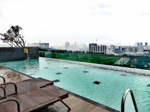 吉隆坡Petalz Luxury Suite 10Pax MID VALLEY OLD KLANG ROAD OUG KLANG LAMA KL的一座大楼顶部的游泳池