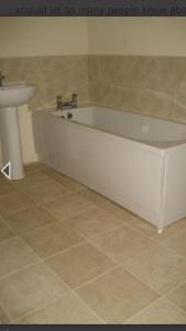 哈特尔普尔Challoner House - sleeps 5的浴室配有白色浴缸和水槽