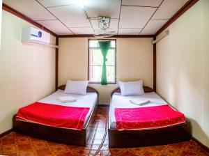 Ban DonsômXaymountry Don Khon City Center Residence and Guesthouse的小型客房 - 带2张床和窗户