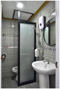 Ban Mai Ta SaengRiverside Chiangkhan的一间带水槽、镜子和卫生间的浴室