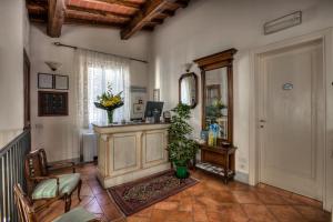 博尔戈圣洛伦索Hotel Locanda Degli Artisti的客厅配有书桌和镜子