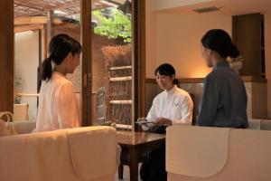 宫津市文珠庄酒店的三个女人坐在房间里桌子旁