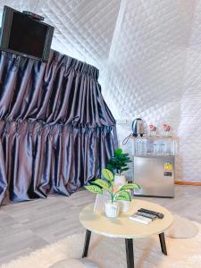 考科เขาค้อภูคีรี(KHAO KHO PUKEEREE)的客厅配有紫色窗帘和桌子