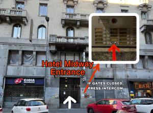米兰Hotel Midway的一张酒店中途入口的照片,车停在大楼前